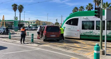 Coche rojo accidentado contra el Trambahía en Chiclana.