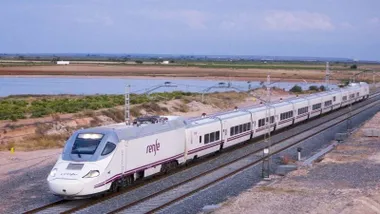 Tres circulando en la mañana entre Cádiz y Madrid por un paisaje de marismas.
