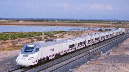 Tres circulando en la mañana entre Cádiz y Madrid por un paisaje de marismas.