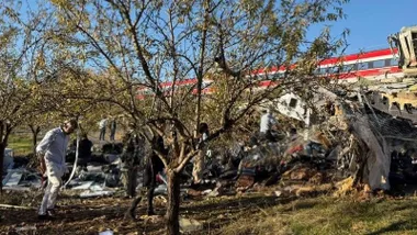 Vagones de trenes accidentados y caídos por un terraplén.