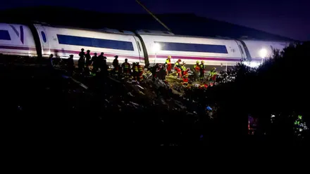Vagones de un tren AVE destrozados por el impacto.