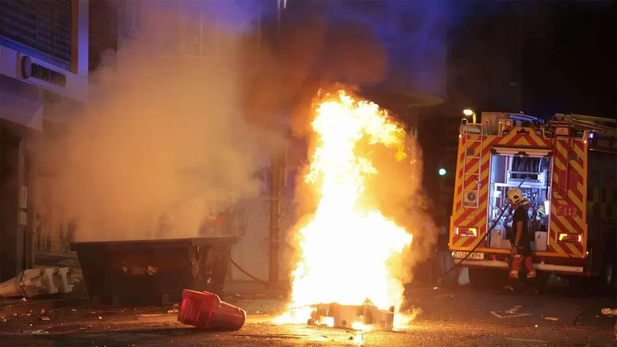 Fuego en medio de una calle.