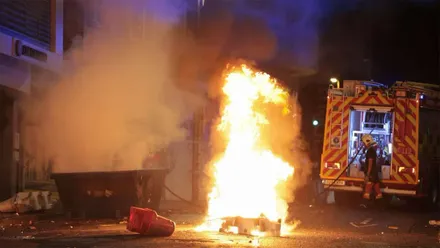 Fuego en medio de una calle.