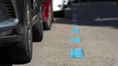 Coches aparcados en una zona azul en San Fernando.