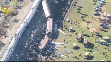 Imagen de la Guardia Civil en la que se contempla los trenes destrozados.