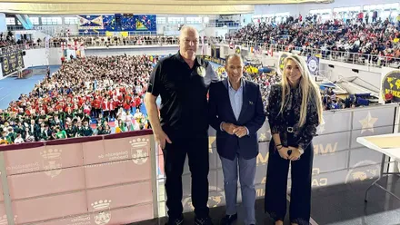 Las autoridades posan en el acto de inauguración del campeonato de Kickboxing en Chiclana.