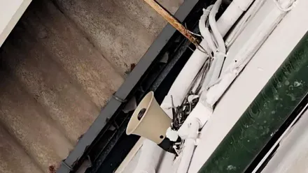 Cubierta de fibrocemento, cableado y altavoz en el interior del Parque Móvil Municipal de Cádiz.
